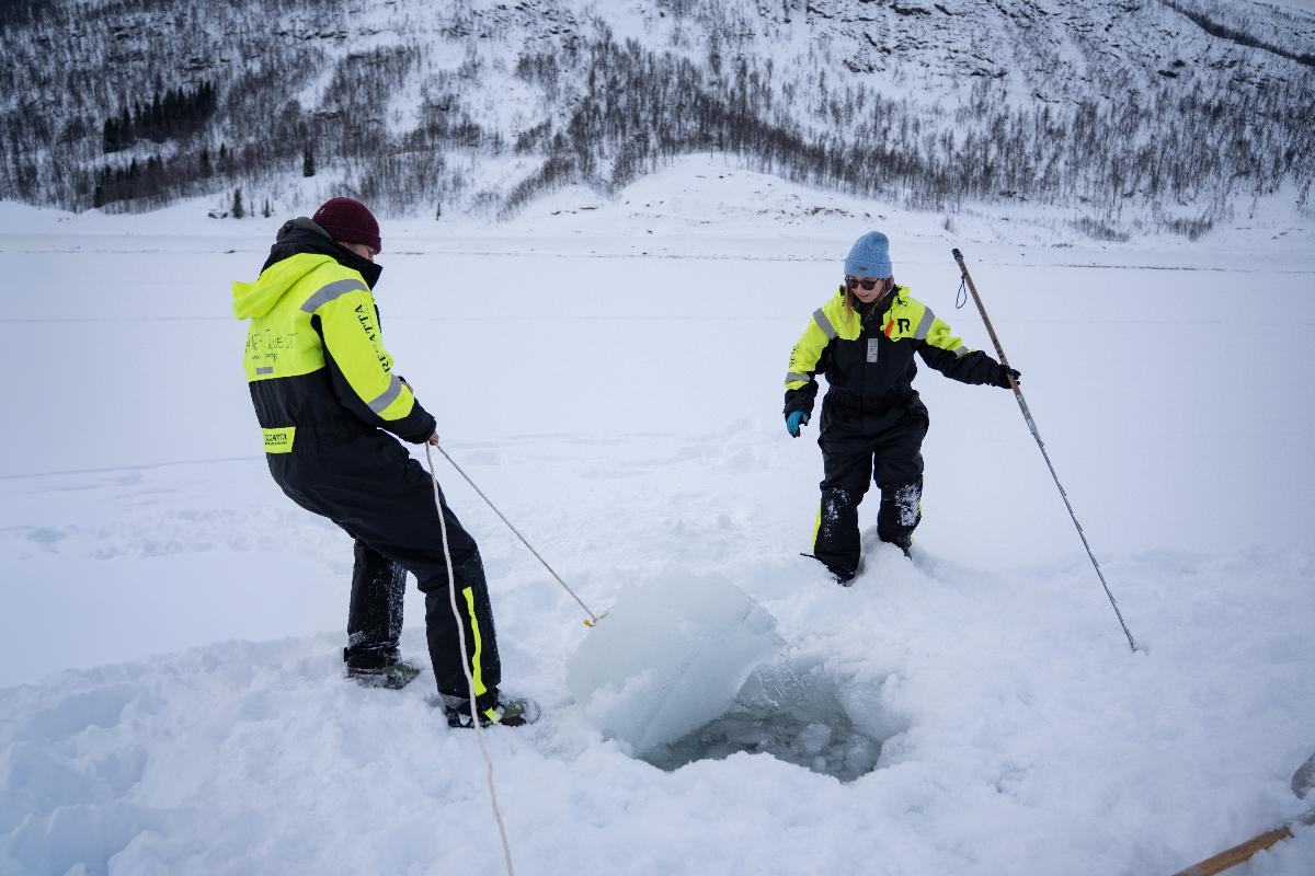 Geoffroy og Prieler klargj&oslash;r hullet i isen